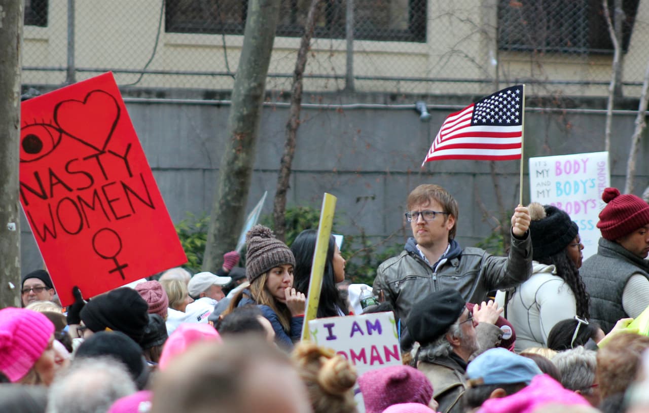Muchos hombres llegaron en apoyo a las mujeres y sus reclamos por una sociedad más justa e inclusiva.