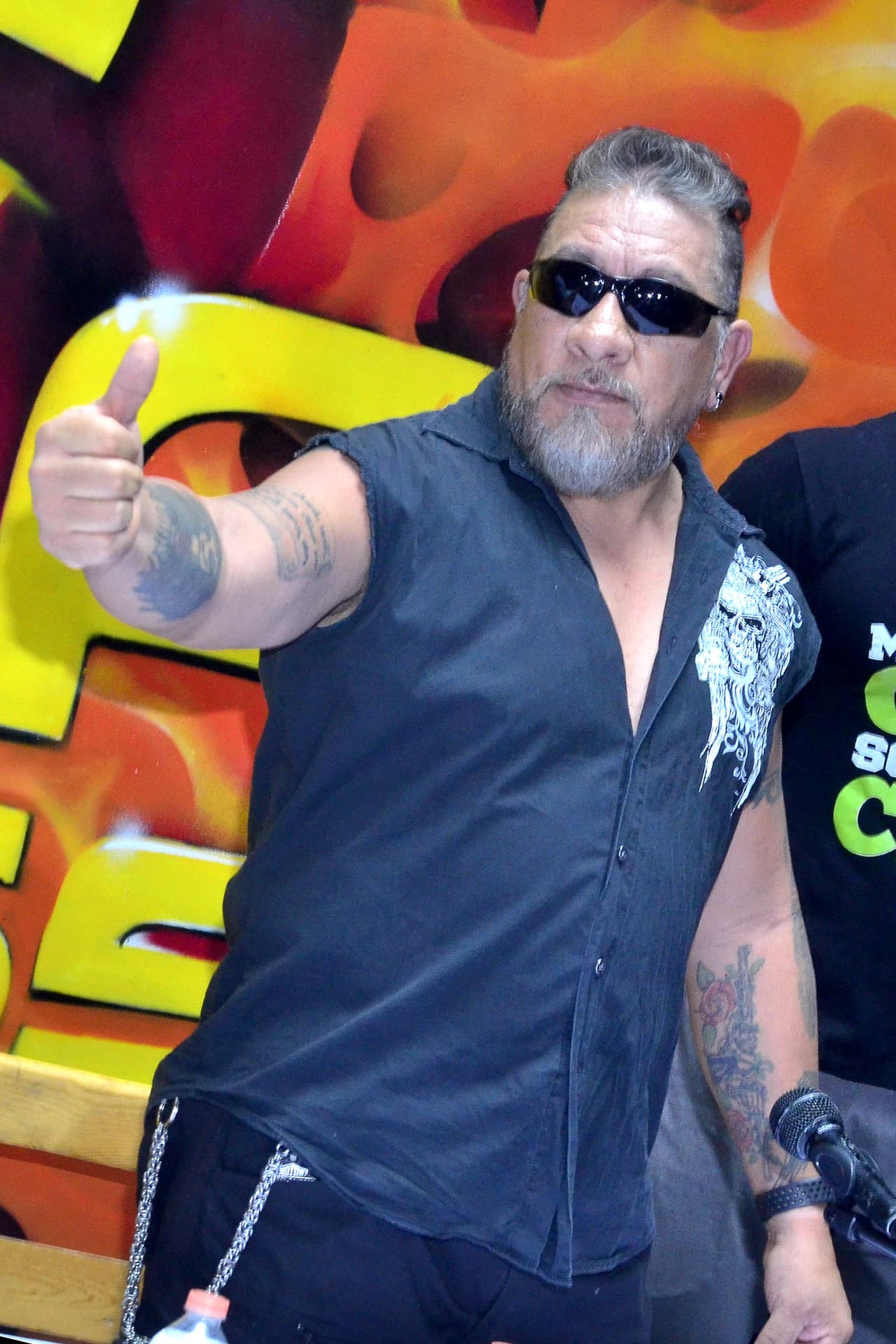 Después de insultarse mutuamente,
<b>Trejo</b> incluso filtró el número teléfonico de Adame, al escribirlo en un papel y mostrárselo a todos los espectadores.