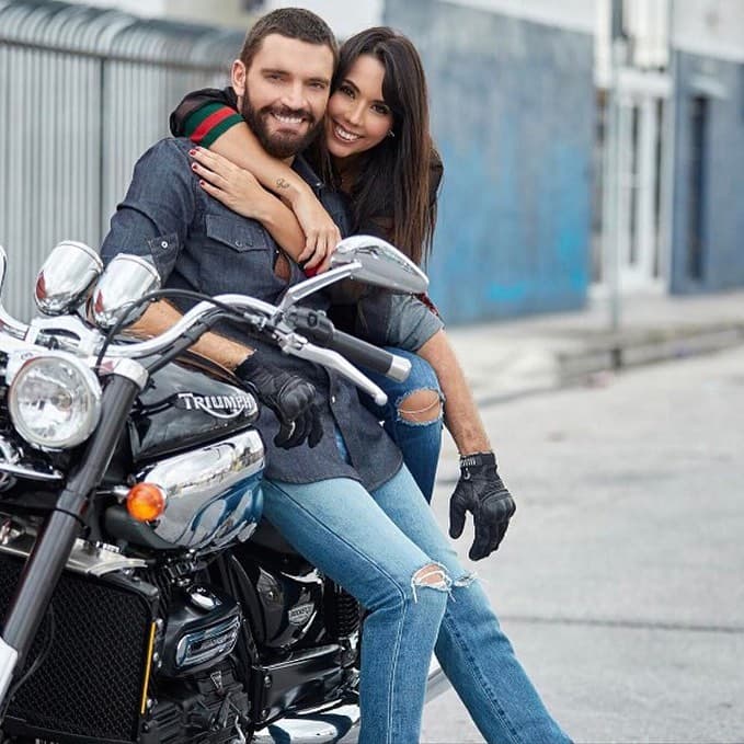 "Yo creo que estoy más nervioso y contento que ella, pero la verdad ya hay fecha de boda y ahora estamos en toda la planificación", dijo.