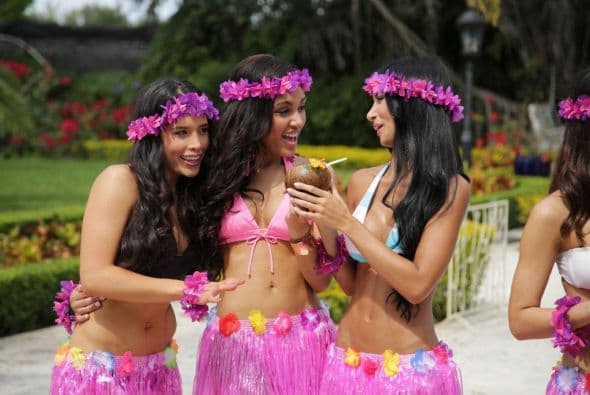 Las chicas disfrutaron de una sesión de fotos muy tropicales bajo el sol de Miami. Las finalistas pasaron una tarde de fiesta y regalaron sus mejores poses para todos los fans que las estarán apoyando en esta nueva aventura. Aleyda, Alina, Ali, Carolina, Gabriela, Josephine, María, María Elena, Nabila, Prissila, Valeria o Yesenia... ...¿Cuál es tu hawaiana favorita?