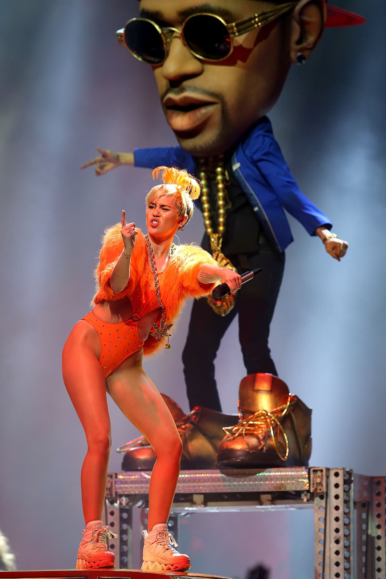 Miley es una explosión de locuras en el escenario