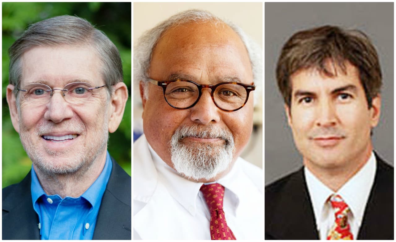 De izquierda a derecha: doctor David Kessler, doctor Eric Goosby y doctor Robert Rodriguez, conforman el nuevo grupo de trabajo creado por el presidente electo Joe Biden y la futura vicepresidenta Kamala Harris.