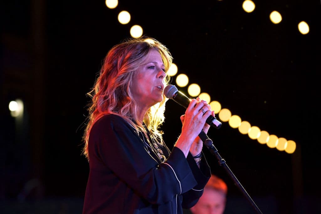 "Cuando me vaya celebra una fiesta, deberás bailar como si yo estuviera ahí, no estés triste, levanta la voz, canta mis canciones y enciende velas, cuenta mis historias y bebe todo mi vino. 
<b>Quiero que sepas que mi vida acaba de comenzar cuando ya no esté</b>", es un fragmento de la canción.
<br>