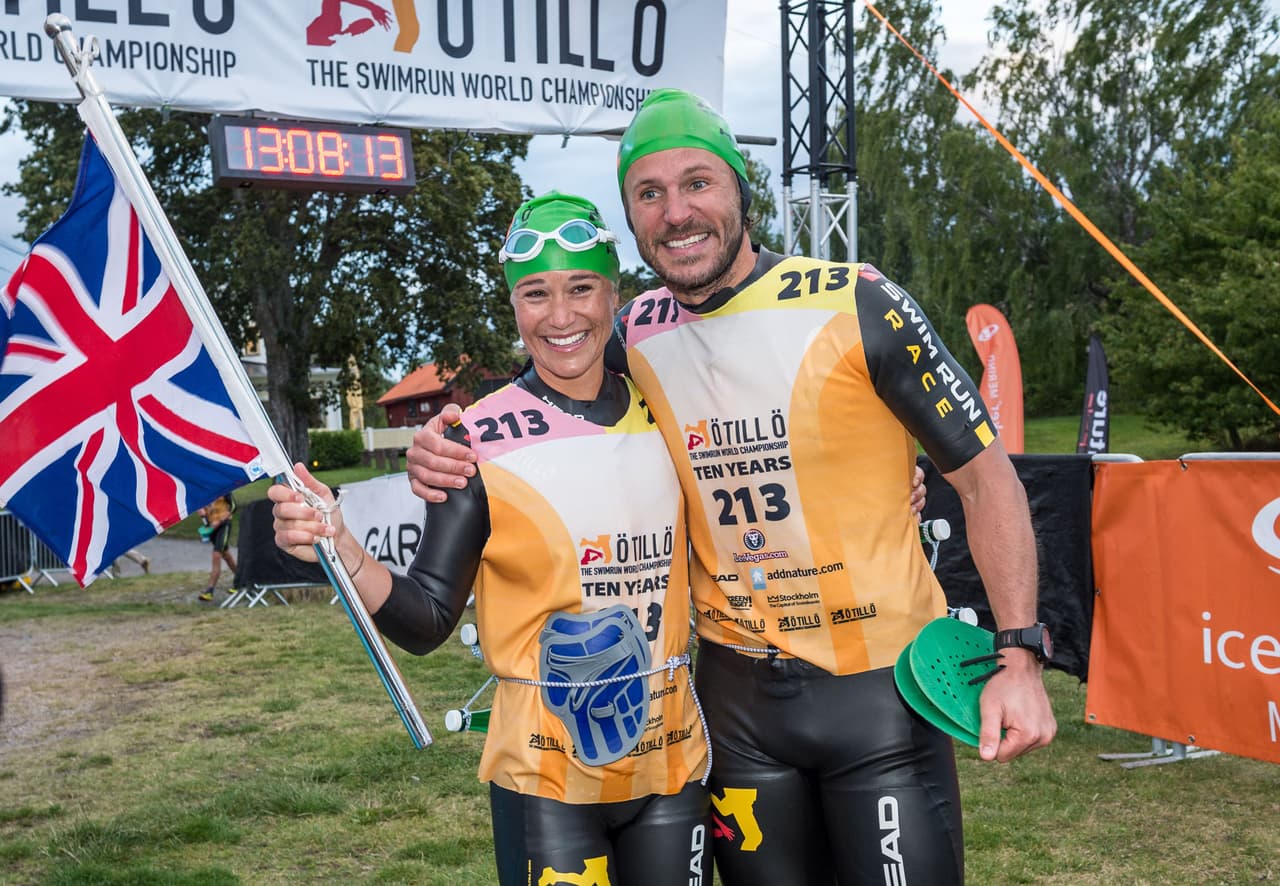 Pippa ondeando su bandera, tras terminar el maratón sueco.