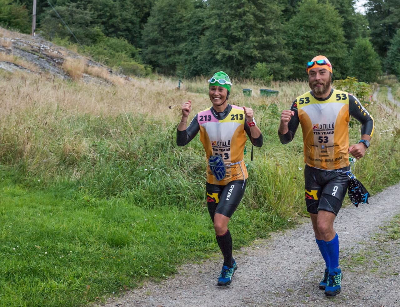Pippa y James Middleton sonriendo para la cámara.
