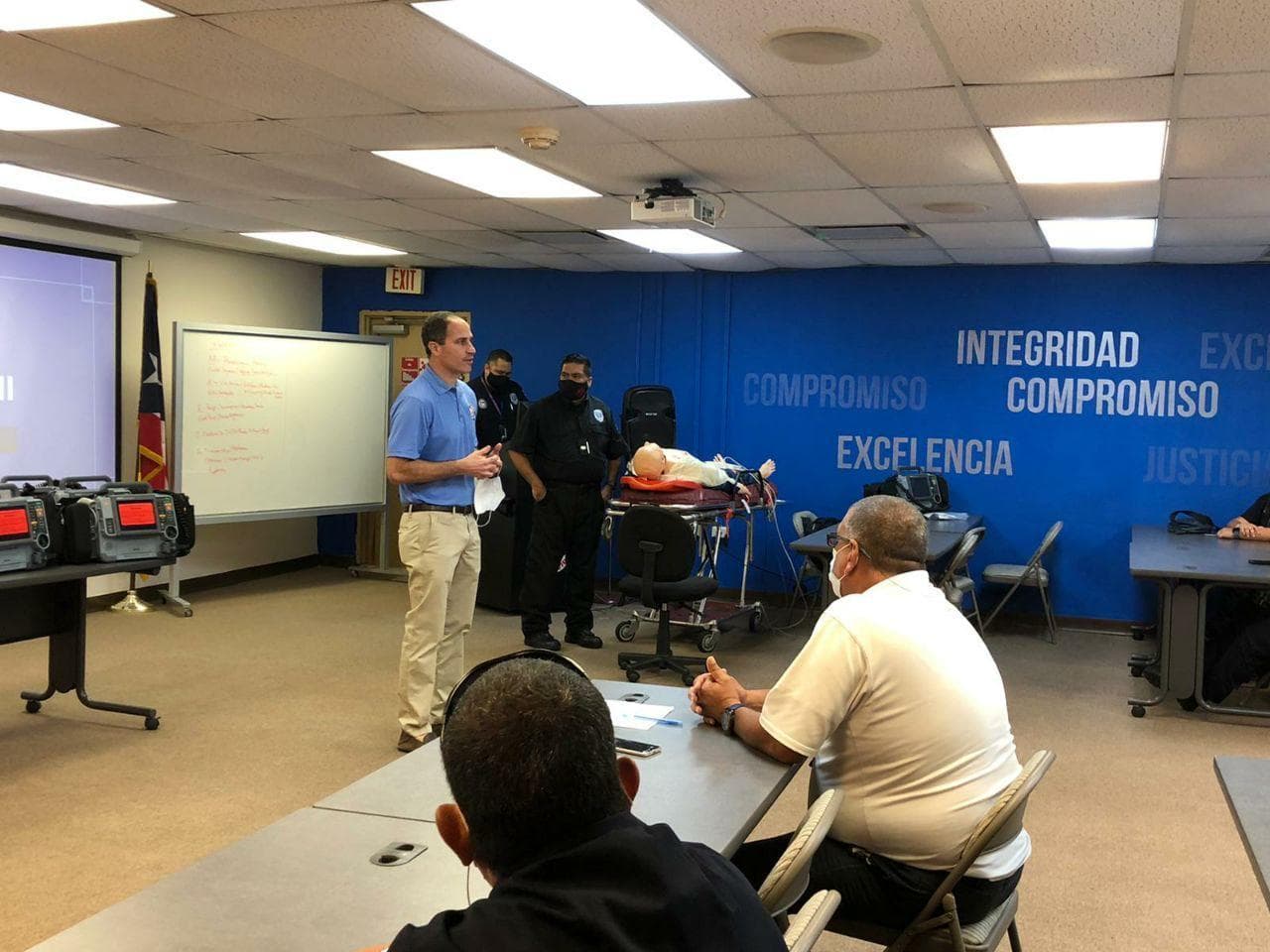 Luego del proceso de entrega y siguiendo las medidas de protección, se adiestró personal representativo de cada base en el uso y manejo de estos equipos. El grupo adiestrado compartirá la información con el resto de los compañeros en cada una de sus bases.