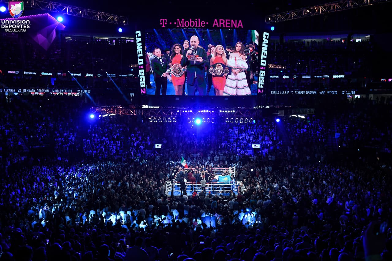 La siempre emocionante presentación en el centro del ring.