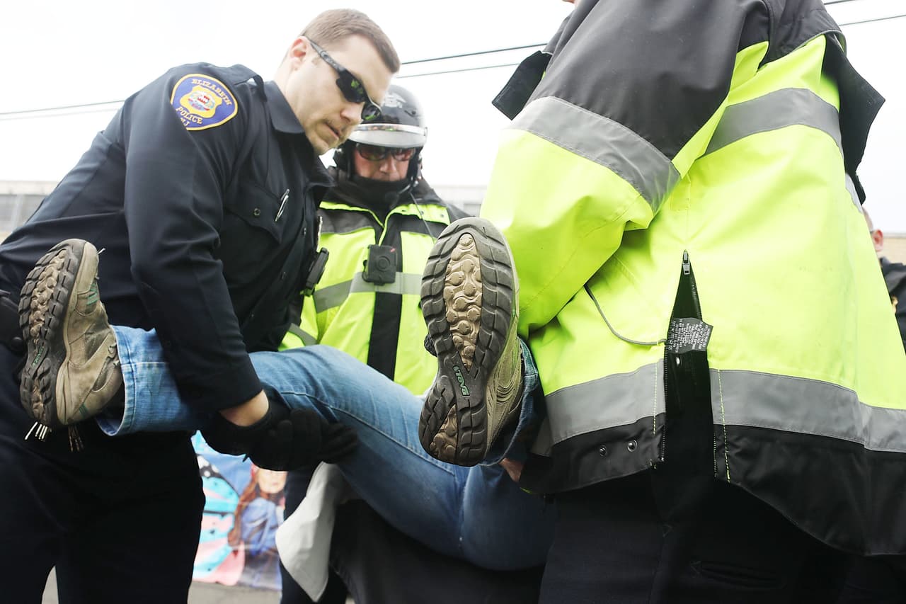 ¿Puedo recuperar una orden de salida voluntaria que no cumplí? Respondemos tus preguntas de inmigración