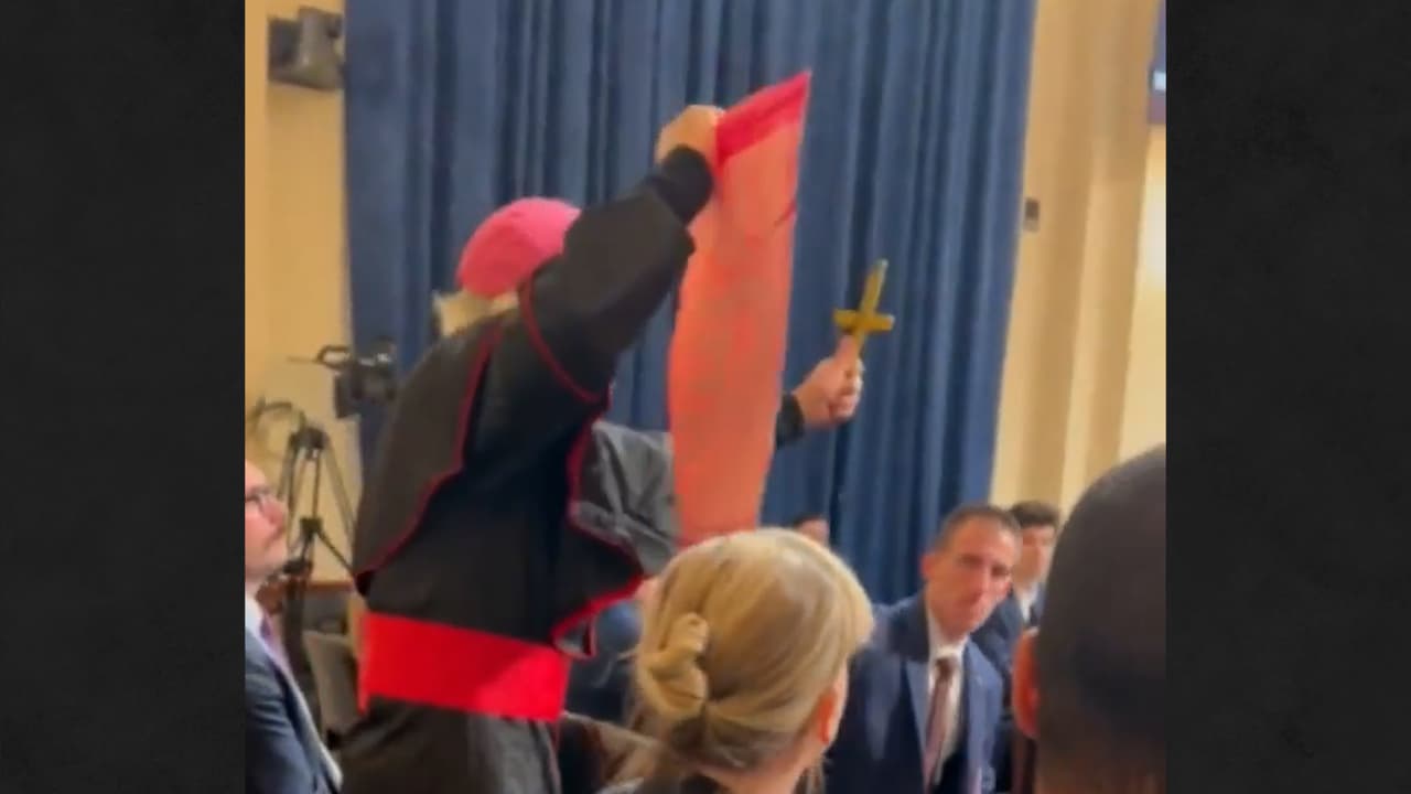 Así interrumpieron una audiencia de Kristi Noem: piden un “alto a las redadas”