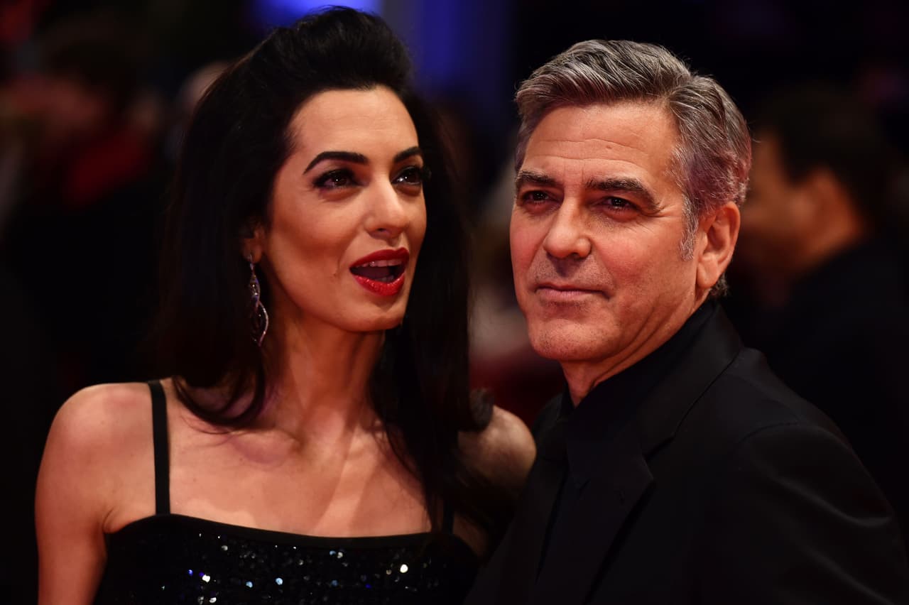 Además de la carta, la estrella de cine organiza un sorteo en el que el ganador podrá asistir a una cena con los Clooney y Hillary Clinton.