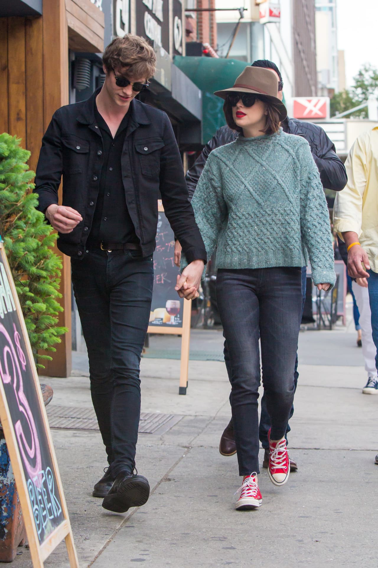 Dakota Johnson y Matthew Hitt se apoderaron del Street style con fuerza. La pareja lució con buenos looks, ella con su sombrero fedora y él con estilo urbano al diez.
