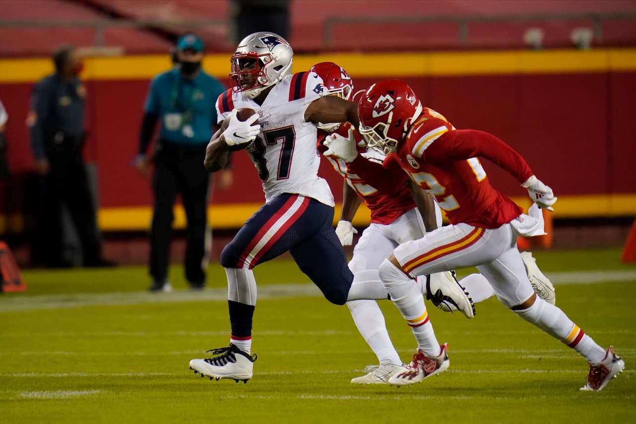 Patrick Mahomes y los Kansas City Chiefs vencen en casa 10-26 a los Patriotas y continúan con el paso perfecto en la temporada 2020.