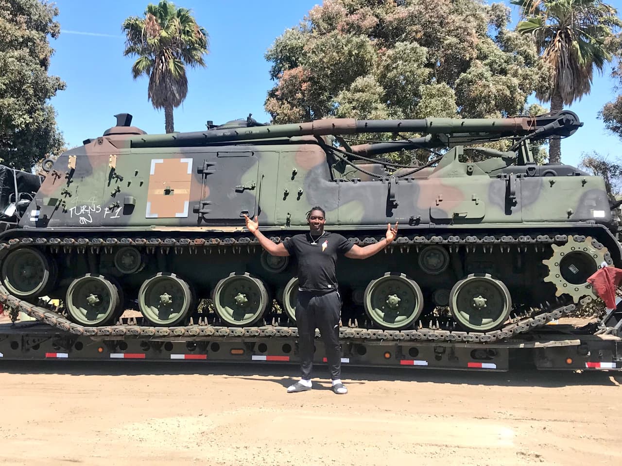 De tal forma que DeMarcus Lawrence, de 26 años, apareció apenas hace unos días 
<b>posando a lado de este tanque de guerra </b>a las afueras del campo de entrenamiento de los Vaqueros de Dallas, y después bromeó con ello haciendo creer que era su transporte diario.