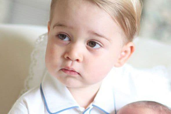 ¡Qué seriecito George! El principito usó una camisa blanca y shorts y calcetas azules.