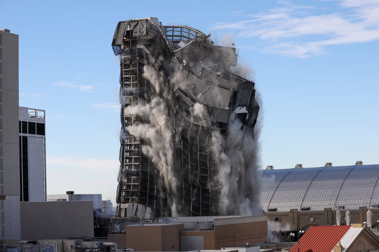 Este hotel y casino alguna vez fue el principal destino de juegos en Atlantic City. Su implosión se produjo menos de un mes después de que su expropietario abandonara la Casa Blanca tras perder la reelección.