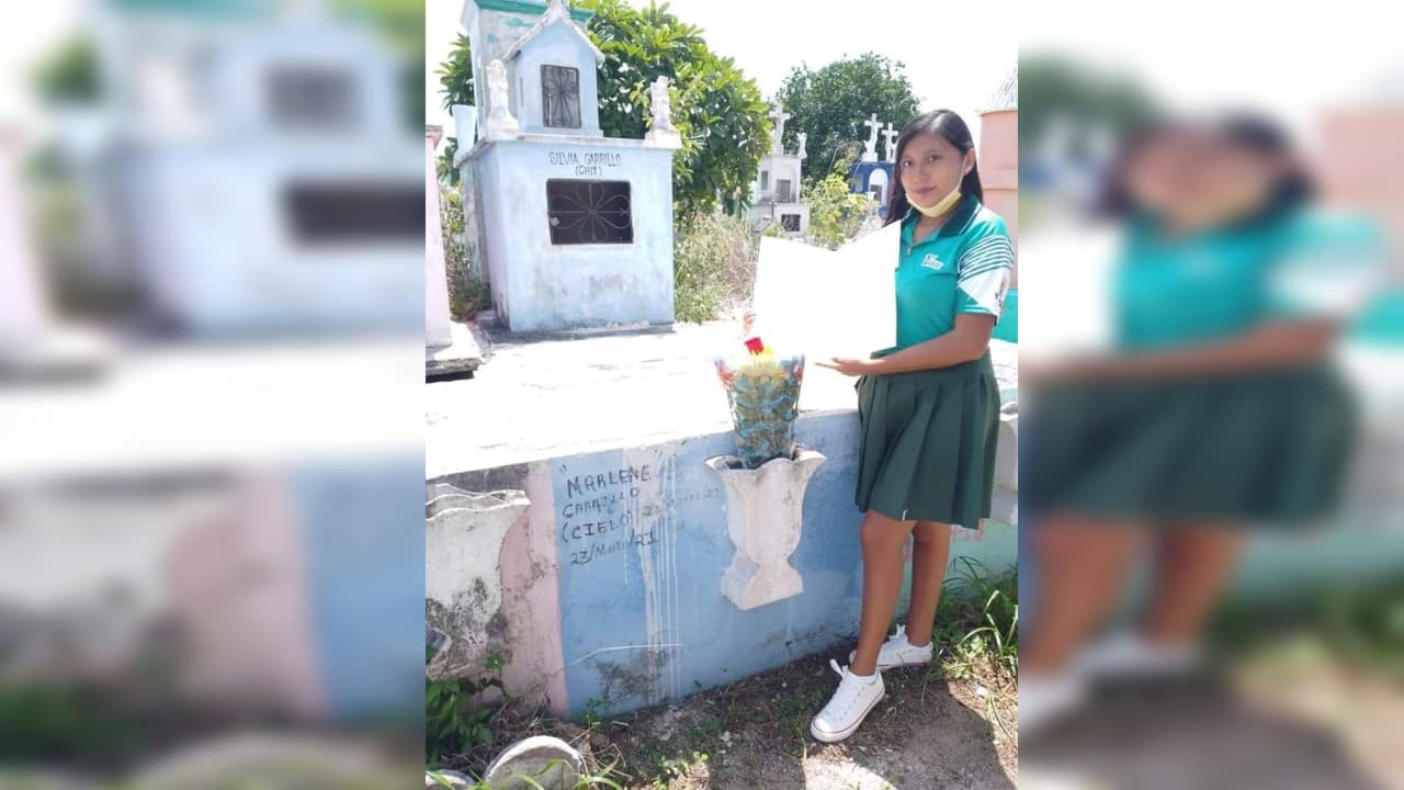 "Mami, lo logré; por fin terminé": Estudiante recién graduada lleva su diploma a la tumba de su madre