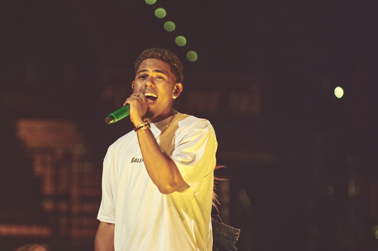 Myke Towers estuvo en el ensayo junto a Justin Quiles. El puertorriqueño ganó en el 2022 un Latin AMAs en la categoría Canción Favorita por el tema ‘Pareja del Año’ junto a Sebastián Yatra.