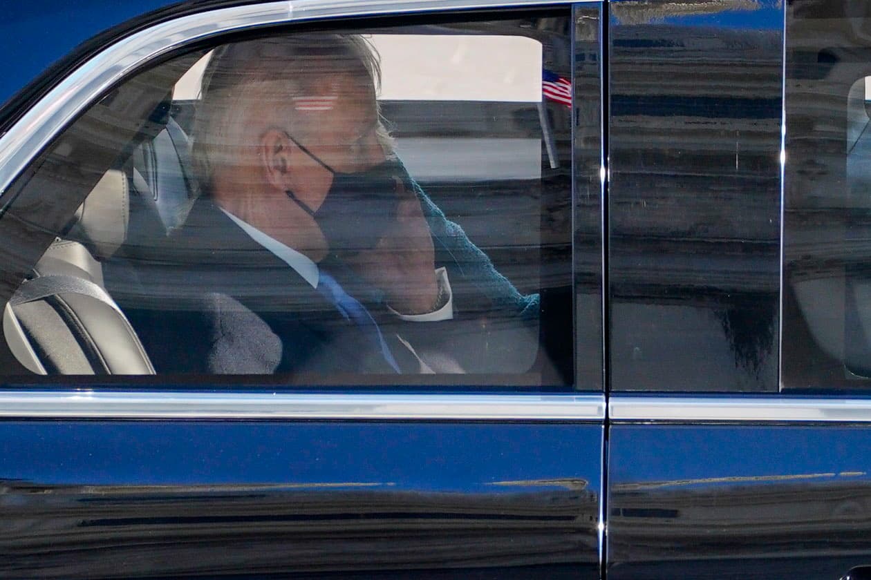 En caso de un ataque químico, el interior se sella por completo; y en caso de ser impactado, una espuma aísla el tanque de combustible para evitar una explosión.
<br>