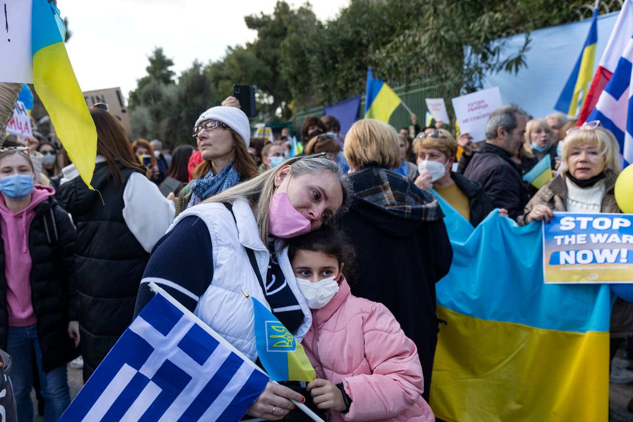 En Atenas, Grecia, más de 2,000 personas se reunieron frente a la embajada rusa
<b>para denunciar la “guerra imperialista contra el pueblo de Ucrania”.</b> En la imagen, una mujer y una niña se abrazan mientras sostienen las banderas griegas y ucranianas.