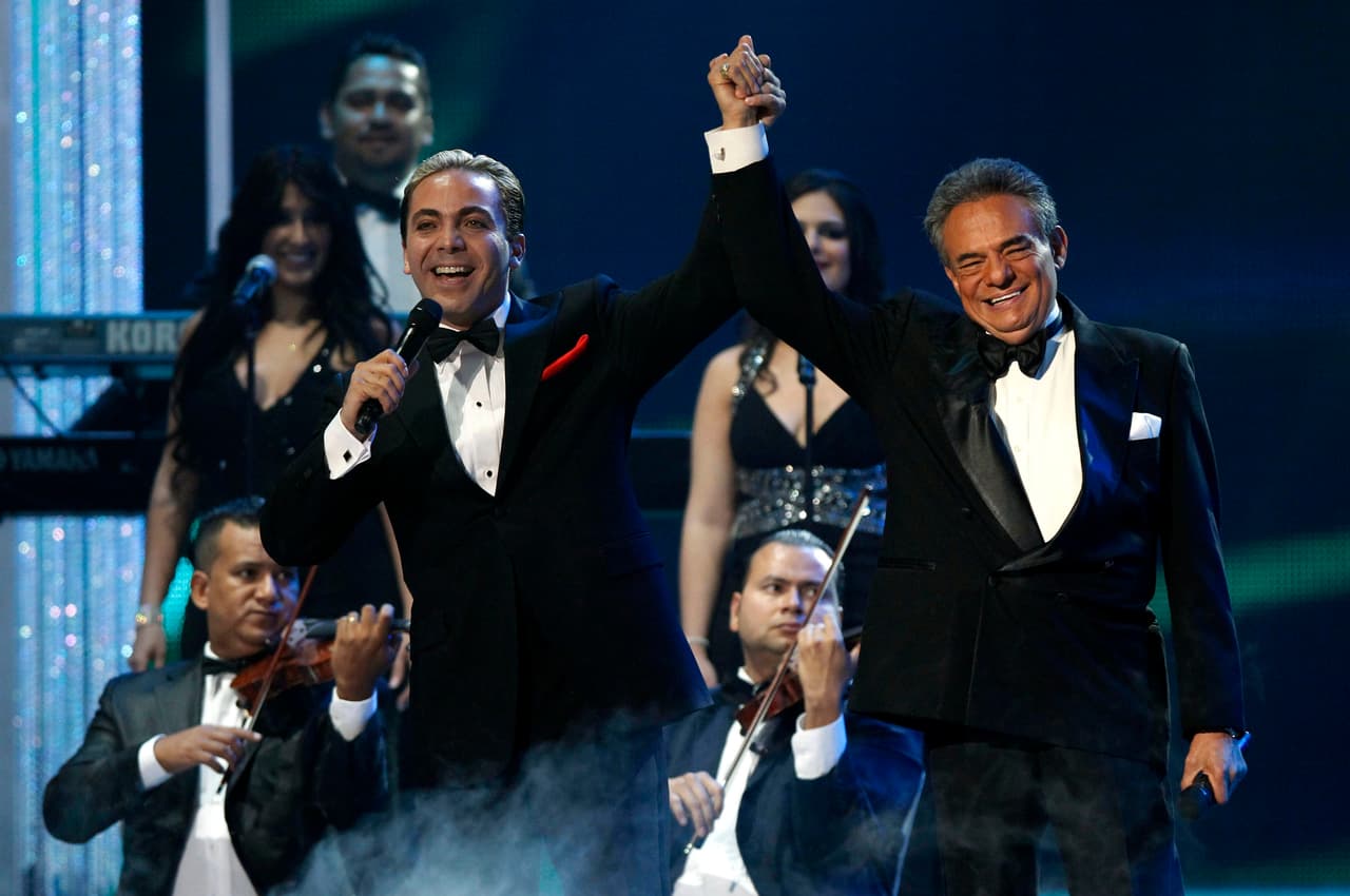 José José fue homenajeado en varias oportunidades por las nuevas generaciones de artistas mexicanos y latinoamericanos. En la fotografía junto a Cristian Castro, tomada en 2011 en los premios Billboard Latinos, en Miami, Florida.