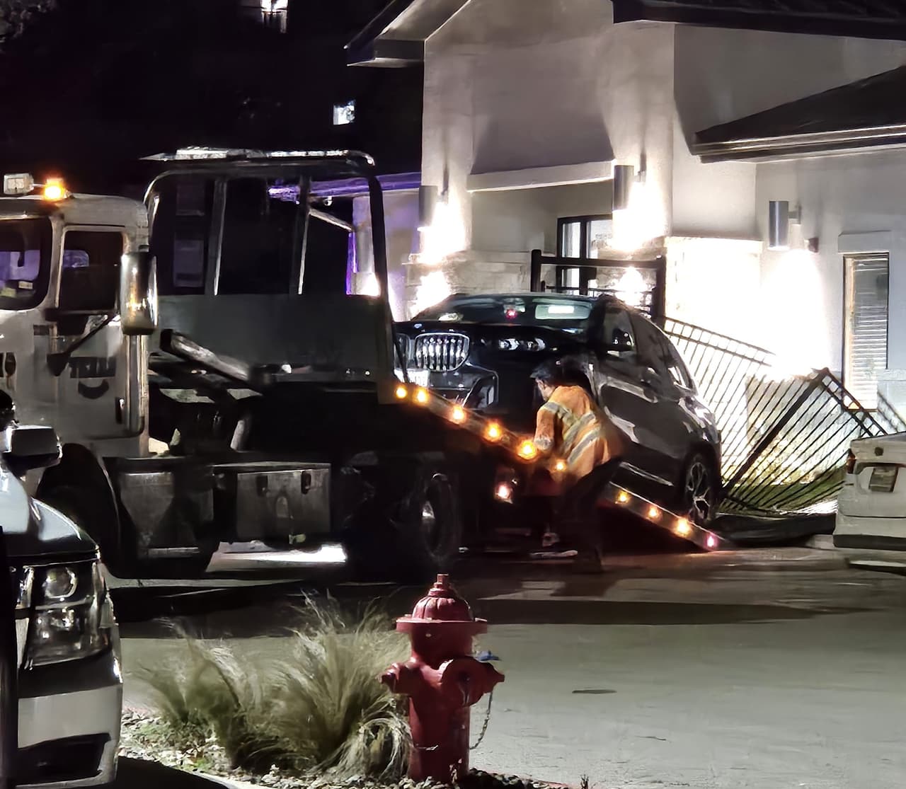 Alumnos y maestras
<b>realizaban su festival navideño cuando una madre de familia chocó contra otro vehículo</b> y ambos se impactaron contra una reja y la fachada de la escuela.