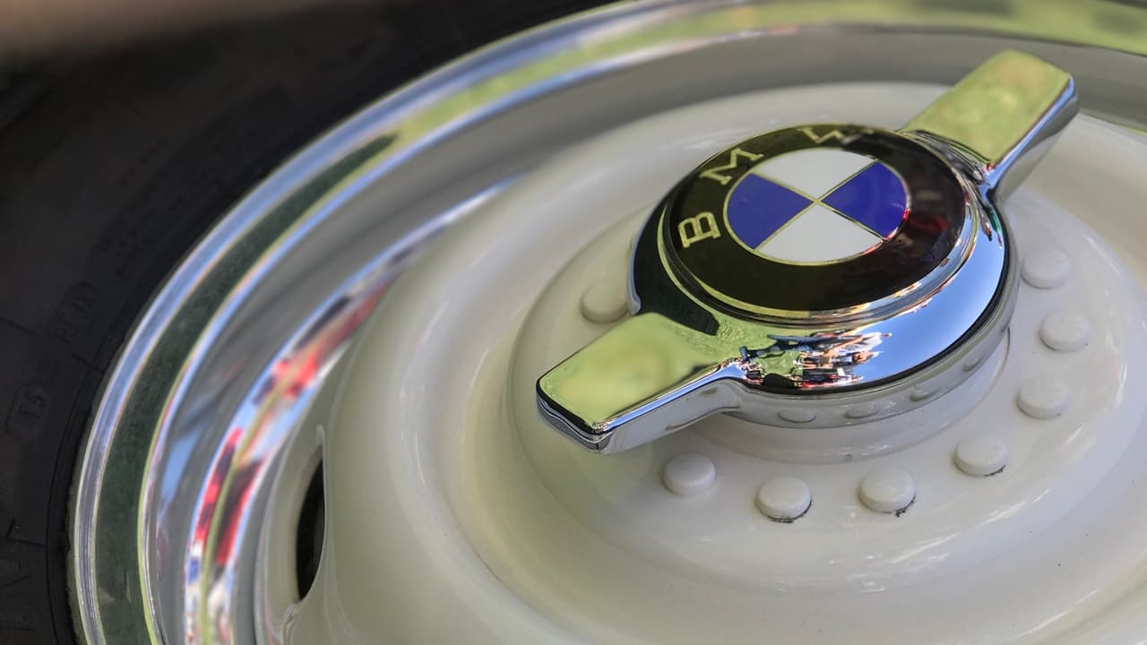 La ruedas originales fueron restauradas y pintadas en su color original.