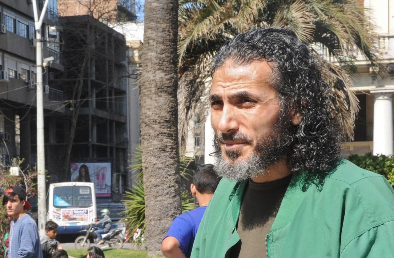 Diyab se apoya en muletas para caminar y sufre varios problemas de salud relacionados con huelgas de hambre que emprendió mientras estuvo detenido en Guantánamo.