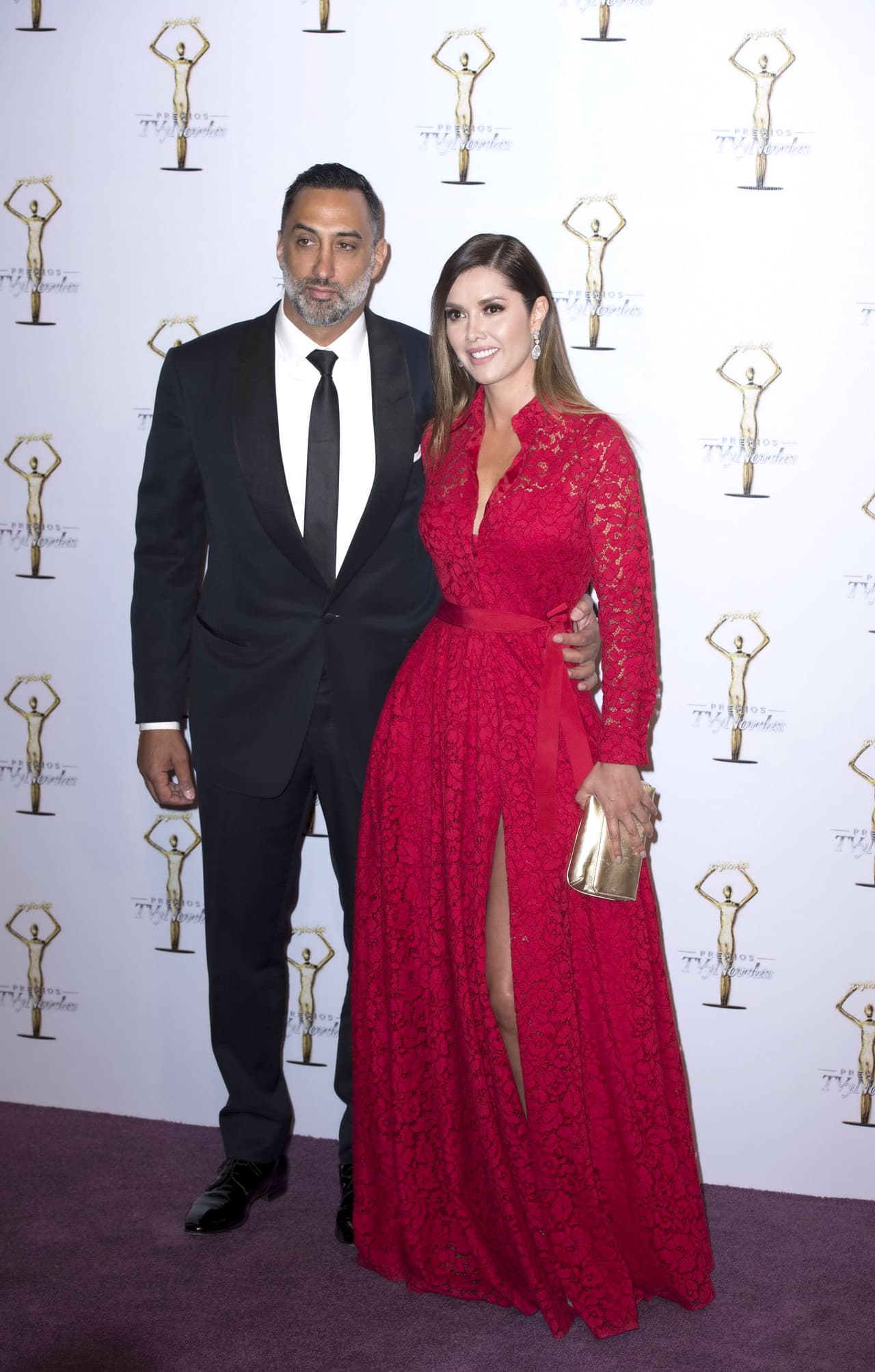 De acuerdo con la revista ¡Hola!, la historia de amor de esta pareja inició en febrero de 2016, cuando se conocieron en México. Tras el flechazo, Seeley decidió alargar su estancia en el país azteca, donde se quedó por seis meses.