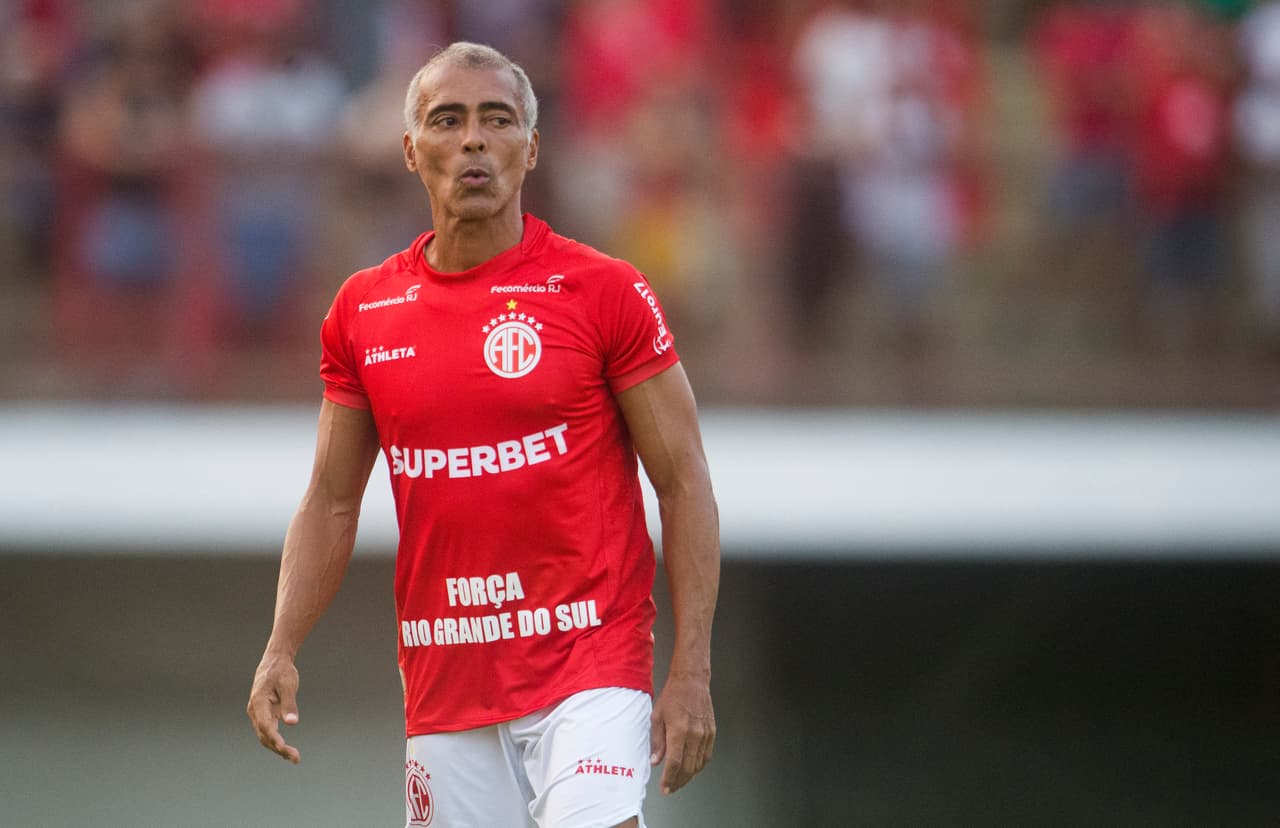 Regreso de Romário al futbol se frustra en Brasil