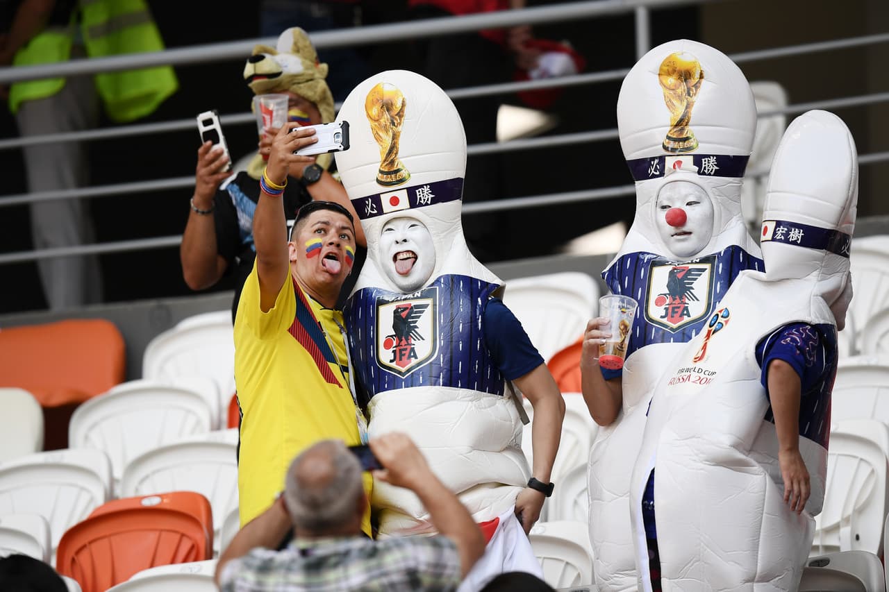 El colorido de la fiesta entre los fanáticos de Colombia y Japón son una expresión de la unidad del fútbol en el arranque del grupo H del Mundial de Rusia 2018.