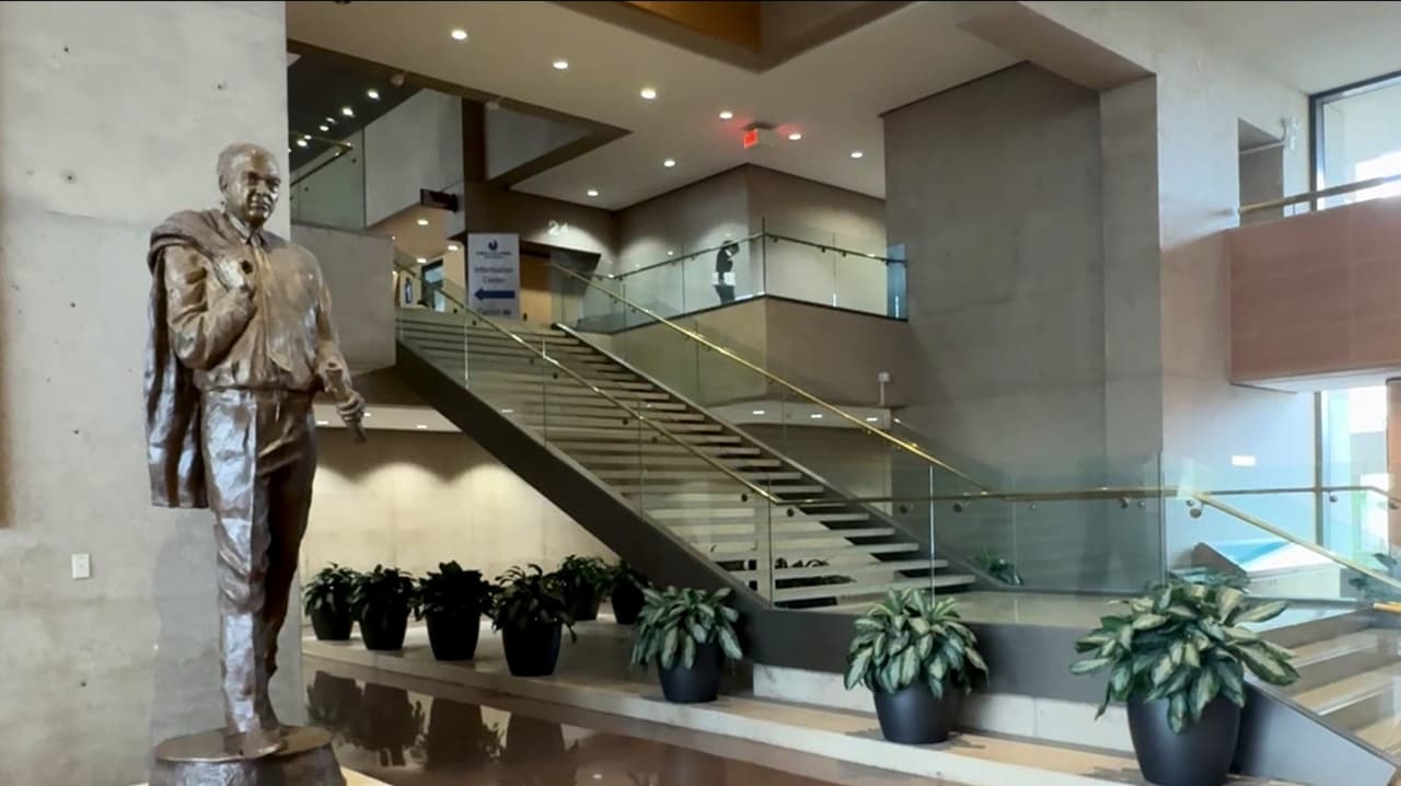 Concejo de Dallas debate por más de 10 horas el futuro del edificio de la alcaldía