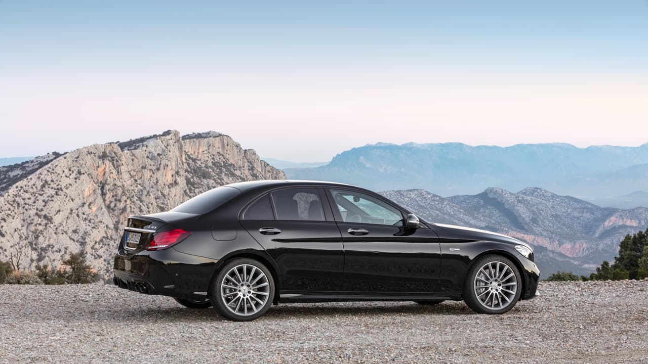 Al igual que en el modelos que reemplaza, el nuevo Mercedes-AMG 63 2019 cuenta con el sistema DYNAMIC SELECT para programación de la configuración de manejo. En sistema ofrece los modos de manejo "Comfort," "Sport," "Sport+" e "Individual,"otorgándole personalidades marcadamente distintas al vehículo.