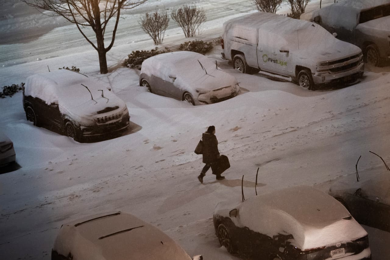 Los autos bajo la nieve en Wilkes Barre, Pennsylvania. Partes del centro de este estado están severamente afectadas por la tormenta. El
<a href="https://nwschat.weather.gov/p.php?pid=202012170239-KCTP-NOUS41-PNSCTP"><u>Servicio Meteorológico Nacional</u></a> registró 12.5 pulgadas de nieve en State College y señaló que este condado recibió 13.5 pulgadas durante todo el invierno pasado.