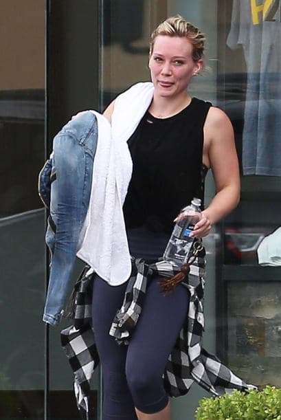 ¡Hilary no esperaba ver a los paparazzi afuera!