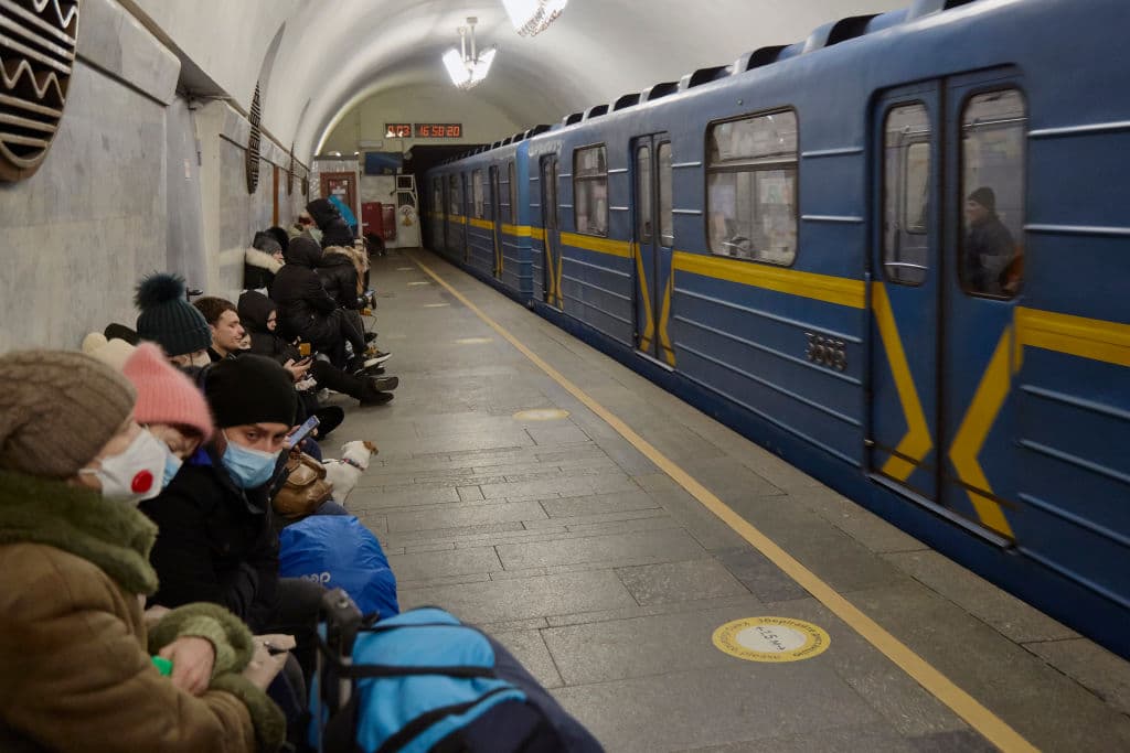 Personas refugiándose en estaciones del metro de Kiev debido al ataque con bombas lanzado por Rusia, tras orden del presidente Vladimir Putin de invadir Ucrania.