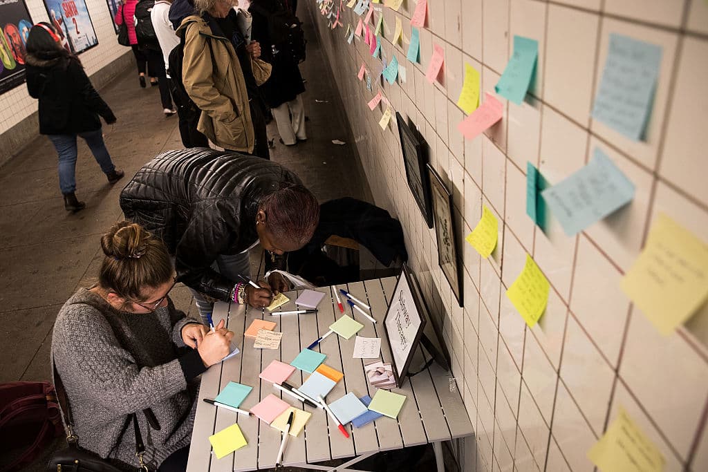 En la página del proyecto de "Terapia del subway", el artista dice: "Los últimos días han sido bastante estrésicos. Tendré 'post-its' para que la gente exprese cómo se están sintiendo".