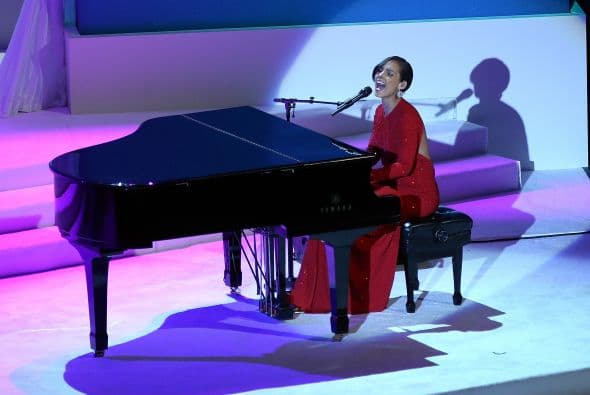 El evento congregó en un gigantesco salón del Centro de Convenciones de Washington a varios miles de invitados, que disfrutaron previamente del ritmo de los mexicanos Maná, de la cantante Alicia Keys o del grupo Fun.