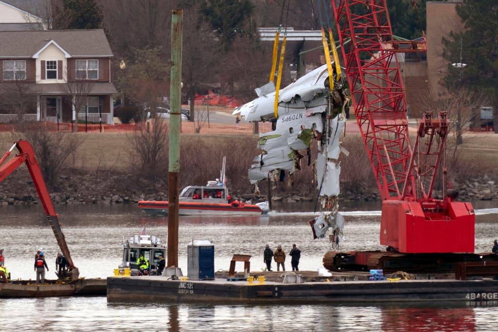 Las autoridades continúan la búsqueda de 12 víctimas mortales y la recuperación de restos del accidente aéreo ocurrido el miércoles por la noche en el río Potomac, donde un avión comercial y un helicóptero militar colisionaron en las cercanías del Aeropuerto Nacional Reagan de Washington DC.