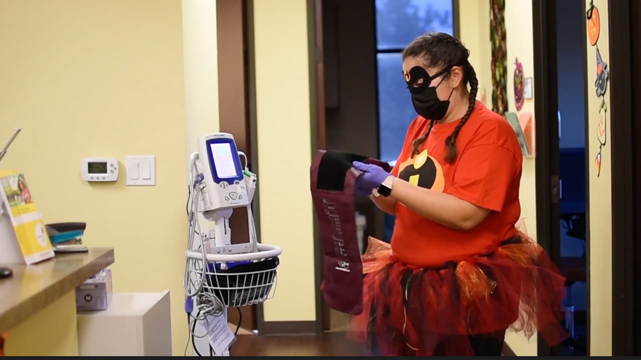Los trabajadores de la salud mantienen el ánimo en alto al divertirse un poco en Halloween en la clínica UT Physicians Multispecialty-Cinco Ranch en Katy.