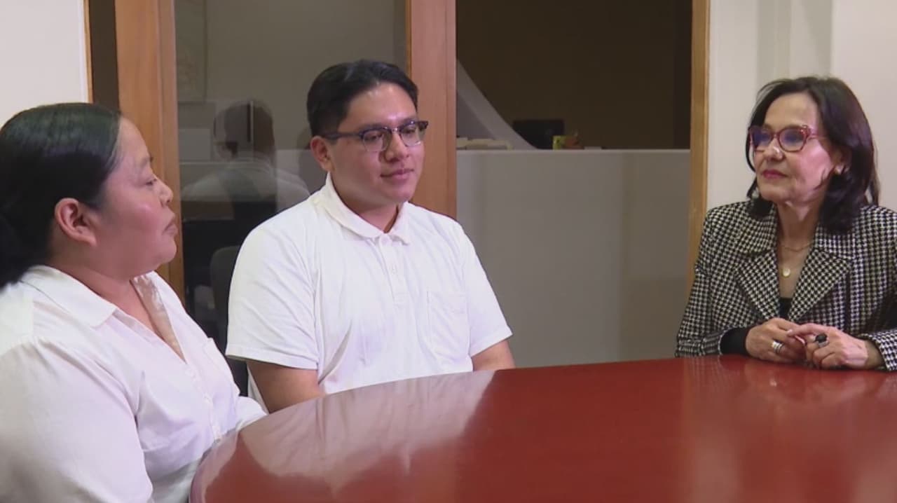 Sin certificado de ciudadanía, joven de Cal State LA queda en limbo y frena su sueño médico