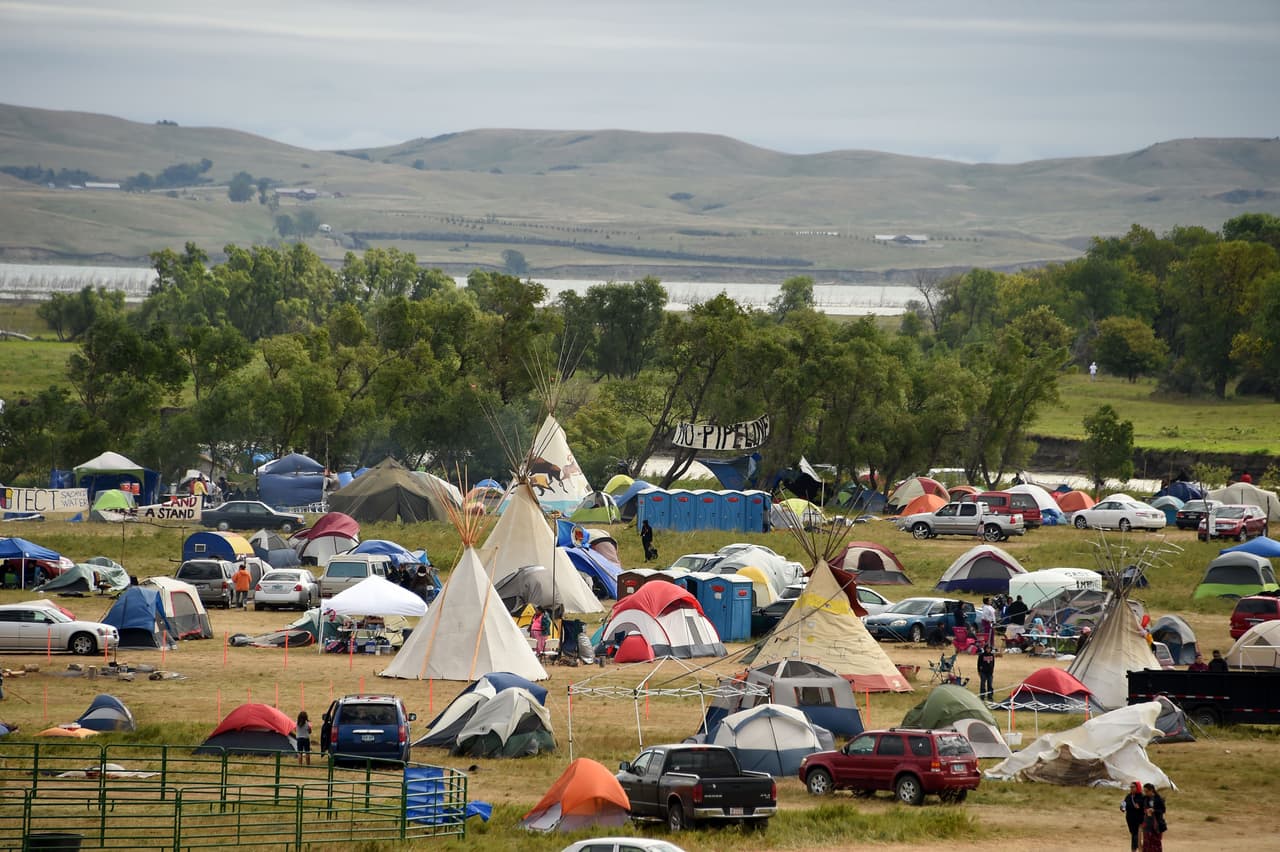 Cientos de personas acampan junto al río Missouri en apoyo a la protesta de los sioux contra la construcción del oleoducto DAPL, cerca de Cannon Ball, en Dakota del Norte. La reserva indígena hospeda la mayor convocatoria de indios americanos en más de 100 años. Indígenas de todo el país acampan aquí mientras protestan contra la construcción, la cual temen que destruya su fuente de agua.