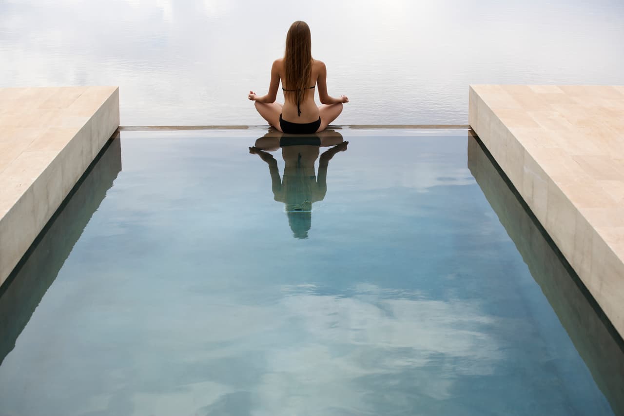 A continuación verás unas técnicas simples que te ayudarán a aprovechar las grandes ventajas del Kundalini Yoga pues al practicarlo obtienes relajación, paz interior, calma mental, y una buena disposición para pensar con más claridad lo cual ayuda mucho a la hora de enfrentar y resolver los problemas.