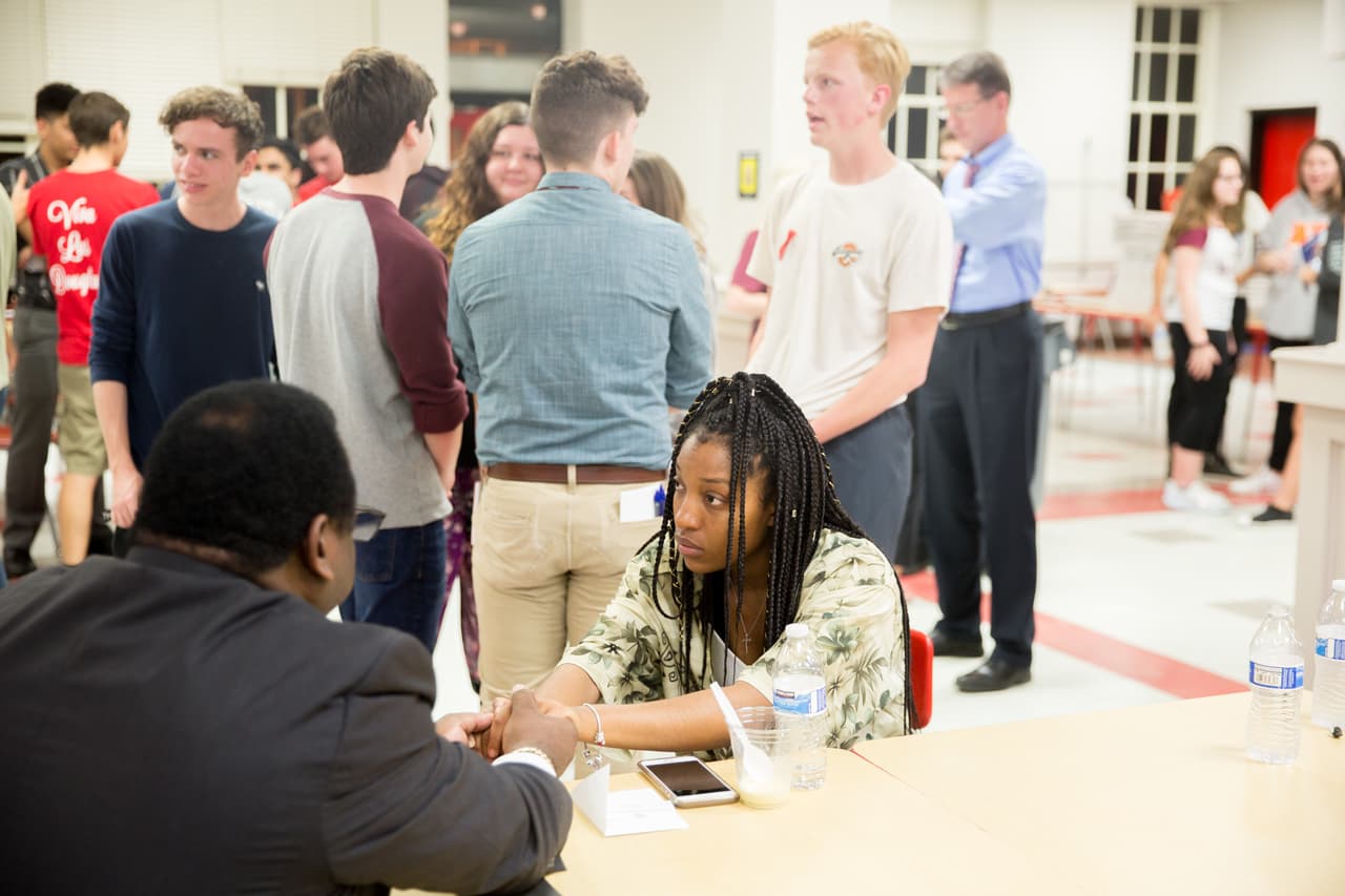Luego de más de 8 horas de viaje en autobús los alumnos de Parkland arribaron a la capital del estado. Fueron recibidos por los estudiantes y profesores de la secundaria León de Tallahassee, donde pasarán la noche.