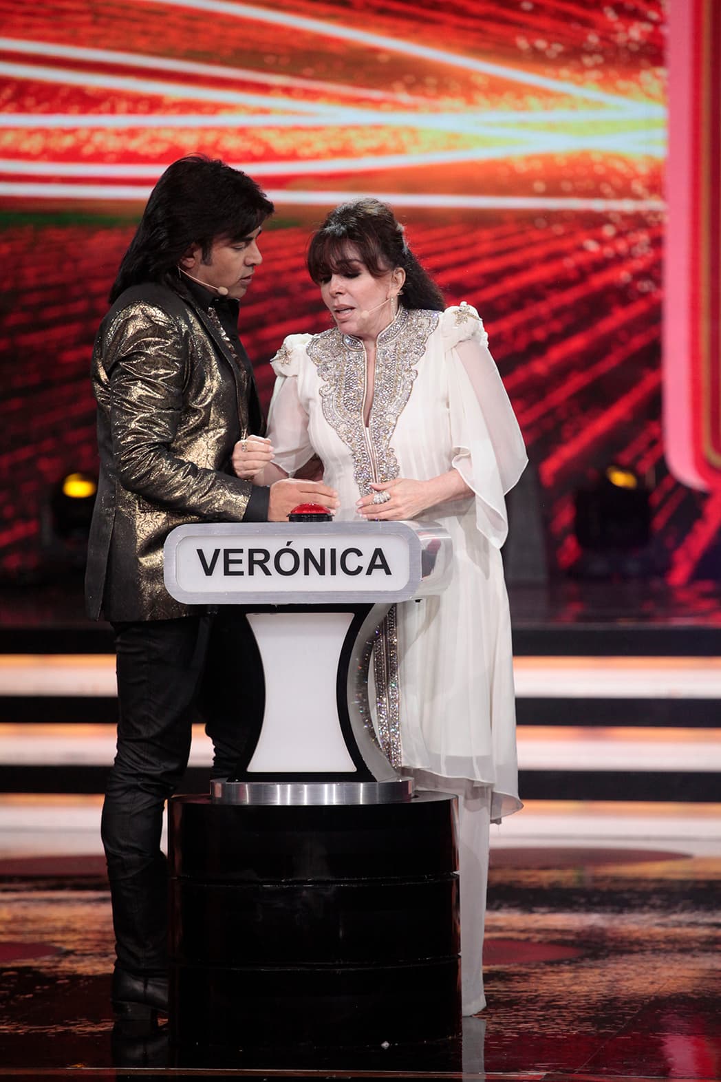 Albertan también actuó su propia escena de amor, él junto a Verónica Castro.