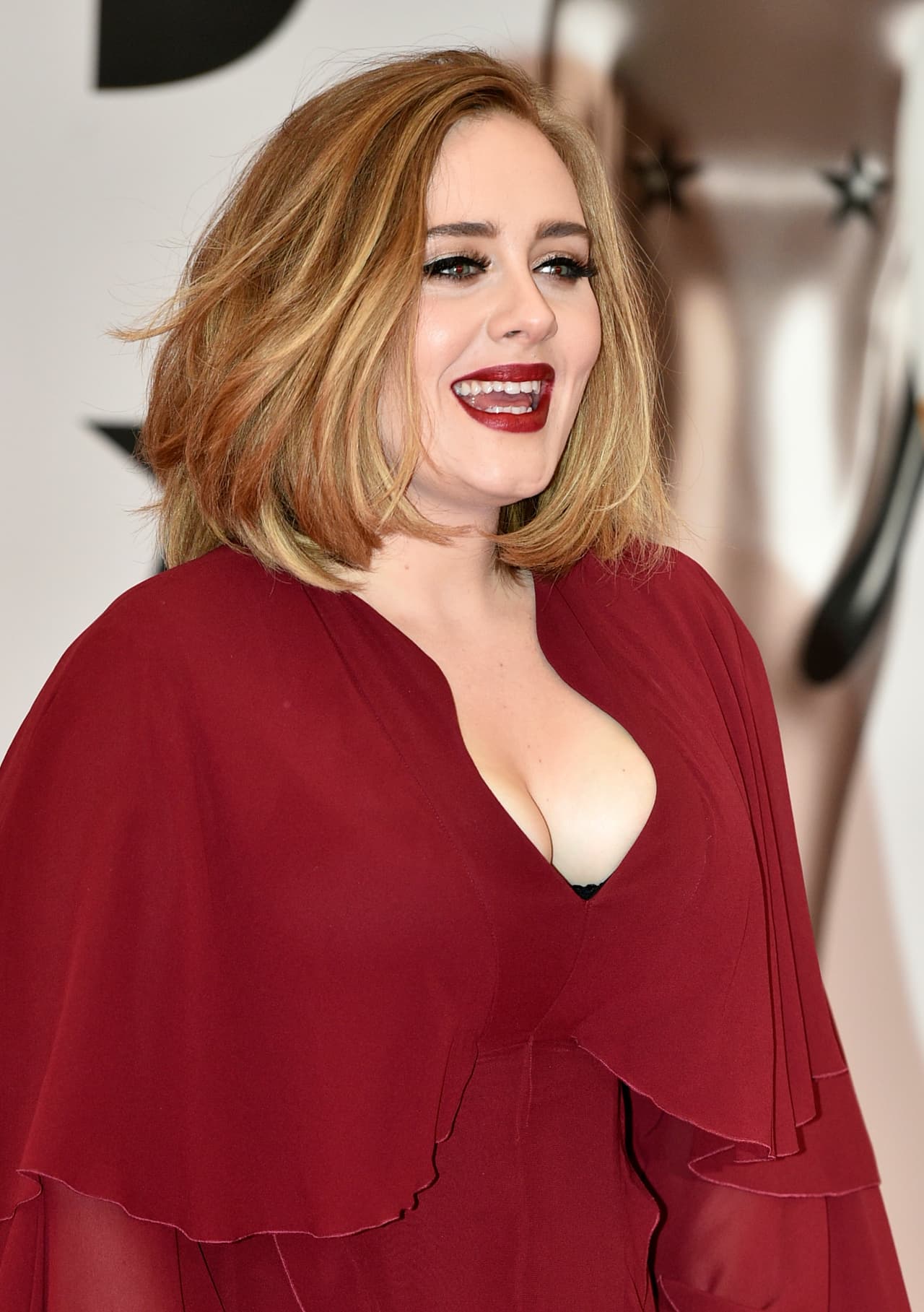 Esta vez, Adele prefirió destacar un poco de su 'pechonalidad'.