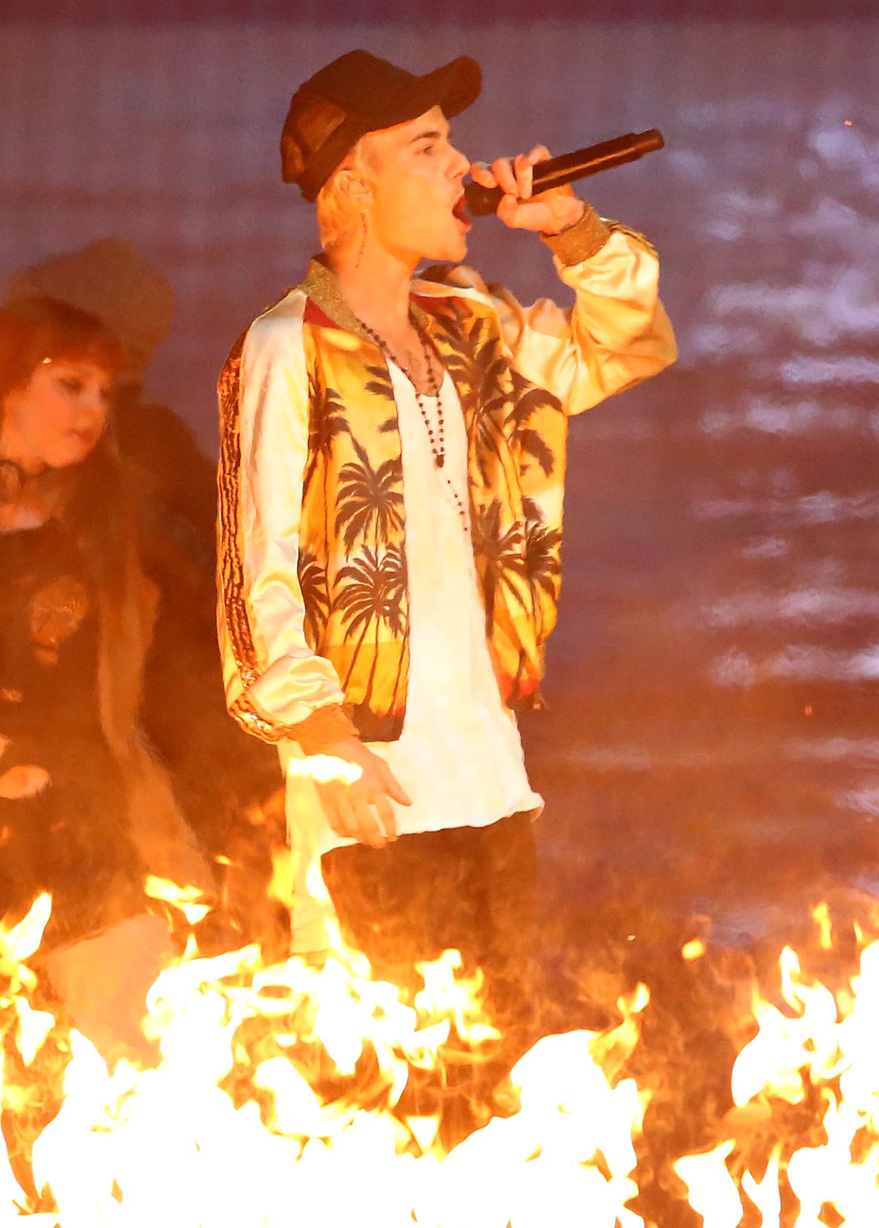 Entre llamas, Bieber deleitó a sus fanáticos con los temas 'Love Yourself' y 'Sorry'.