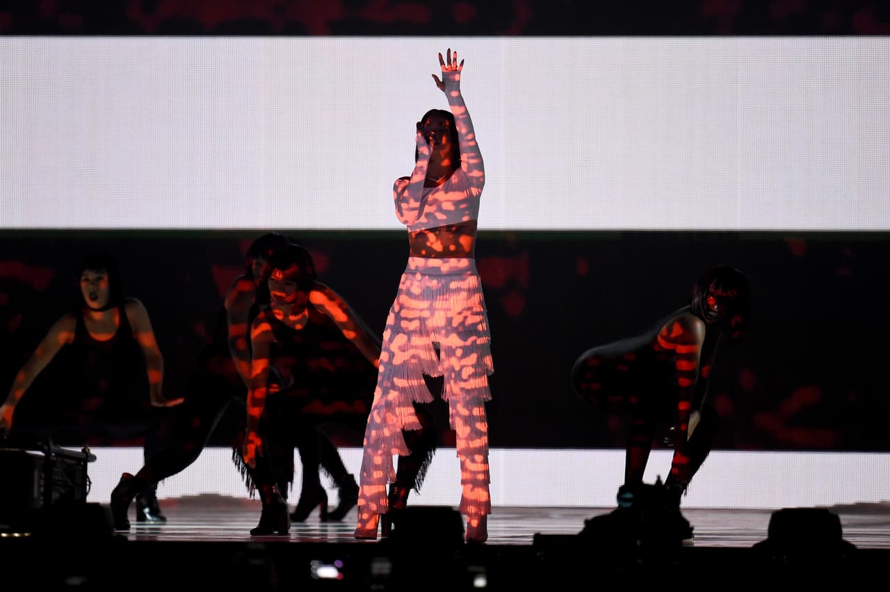 Rihanna apareció sobre el escenario para interpretar un candente número musical.