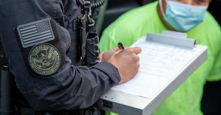 ICE tiene en la mira a inmigrantes indocumentados que firmaron una orden de salida voluntaria y se quedaron, según informe