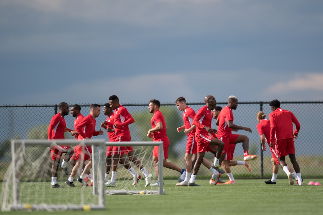 Bajo las órdenes de John Herdman, entrenador de la selección de Canadá, el equipo de la hoja de maple se entrenó para cerrar su preparación de cara a su importante partido ante México por la Copa Oro que se efectuará este miércoles en Denver. Jugadores jóvenes muy interesantes y con enorme potencial que militan en las mejores ligas europeas, son la parte medular de un equipo canadiense que, por lo visto, busca hacerle partido al Tri en el renglón de lo físico y el desgaste por correr en todo el campo.