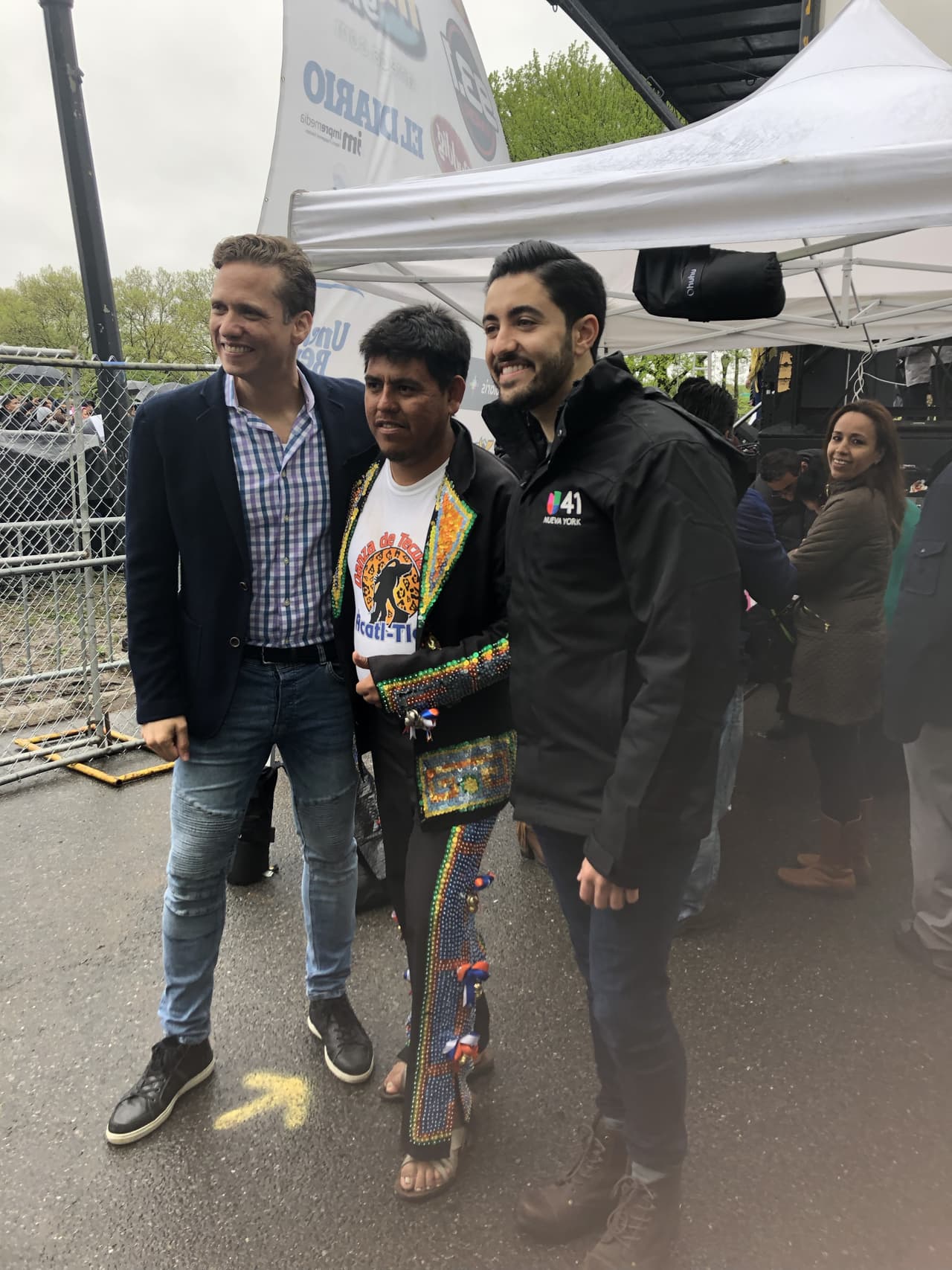 El público no perdió oportunidad para acercarse a los talentos que ven todos los días en televisión. Rafael Bello, presentador del Tiempo en las mañanas y de Edición Digital, y Elián Zidán, reportero de las mañanas, disfrutaron el cariño del público.